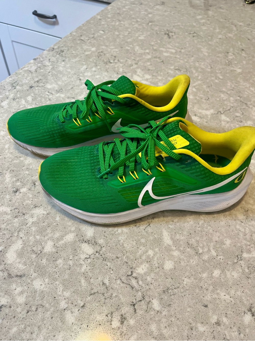 Oregon Ducks Nike Air Zoom Pegasus 38 Team Issued PE 2021 Player Exclusive
